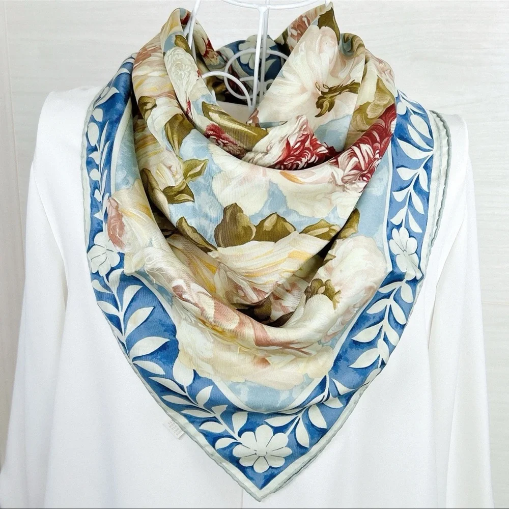 GUCCI Women's Floral 100% Silk Square 34